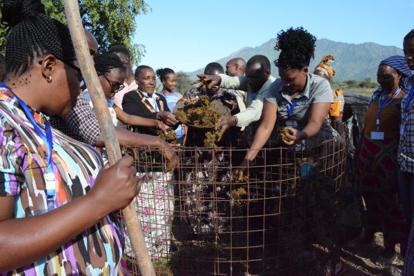 compost-making-minEAF2A985-D506-6F44-1120-4E5F16D30B7D.jpg